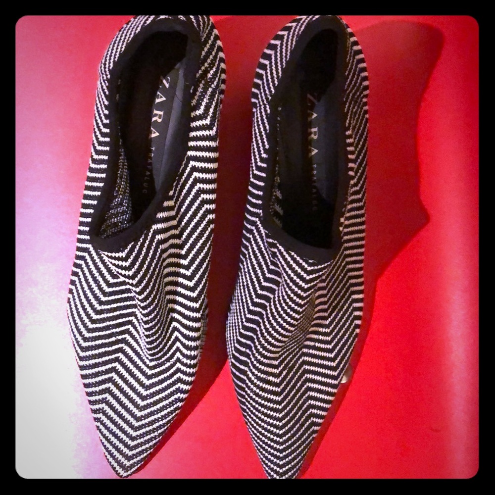 Black and white fabric ankle booties w/kitten heel